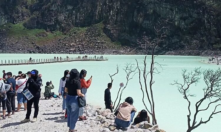 Wisatawan Malah Berburu Foto di Tepian Danau, Saat air Surut 50 persen