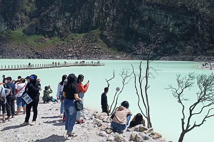 Wisatawan Malah Berburu Foto di Tepian Danau, Saat air Surut 50 persen